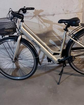 bici donna assistita
