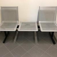 Panca per ssla attesa con tavolino oer riviste