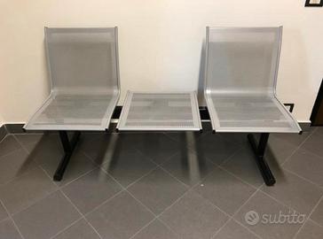 Panca per ssla attesa con tavolino oer riviste