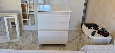 Fasciatoio bianco con cassettoni.