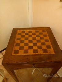Tavolo Con Scacchiera