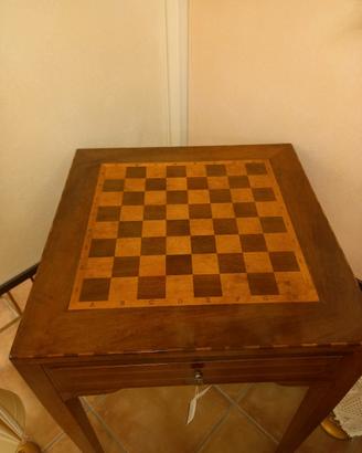Tavolo Con Scacchiera