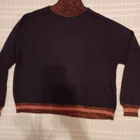 maglia nera collo alto con dettagli oro