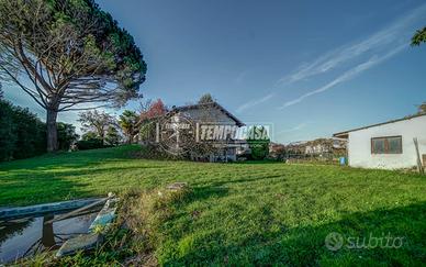 BORGOMANERO - VILLA SINGOLA CON AMPIO GIARDINO