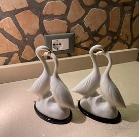 Cigni di ceramica, due coppie.