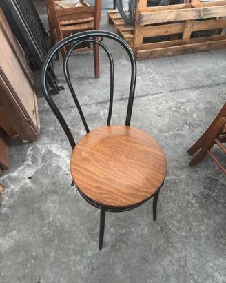 Sedie in metallo con piatto in legno