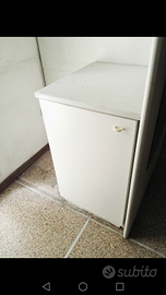 Mobiletto bianco con 2 ripiani.