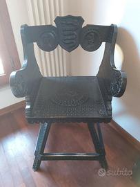 Sedie medievali in legno massiccio.