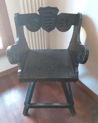 Sedie TRONO in legno massiccio intagliato.