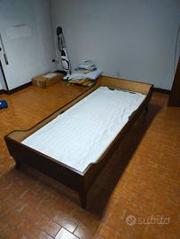 Coppia di letti in legno