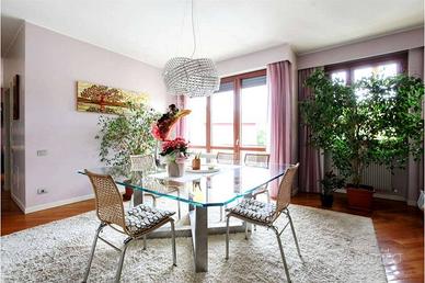 Appartamento di 310 m² con più di 5 locali e box a
