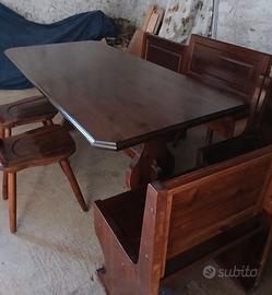 Tavolo , panca e sedie