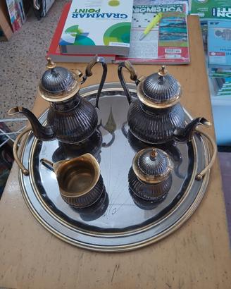 Servizio da tè e caffè vintage con vassoio