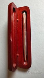Penna a sfera custodia in legno e placca argento