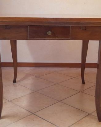 Tavolo in legno massiccio 