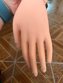 Mano in silicone per pratica nail art con supporto