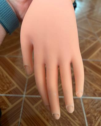 Mano in silicone per pratica nail art con supporto
