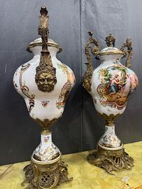 Coppia di vasi decorati