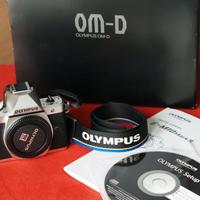 Macchina Fotografica Mirrorless OMD EM10 Mark II
