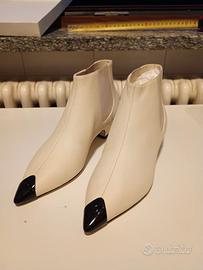 Stivaletto basso Chanel con punta lucida stile che