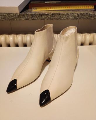 Stivaletto basso Chanel con punta lucida stile che