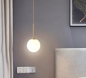 Lampadario moderno con sfera bianca e oro