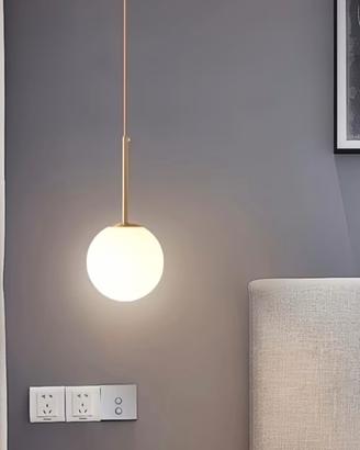 Lampadario moderno con sfera bianca e oro