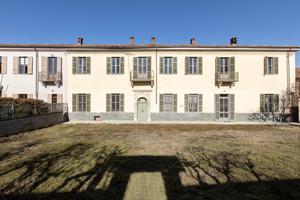 Villa Lucia con cascinale 27mila mq terreno