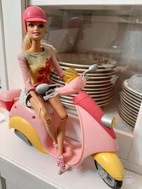 Barbie con scooter rosa e casco
