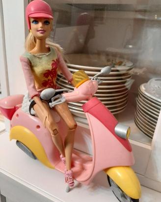 Barbie con scooter rosa e casco
