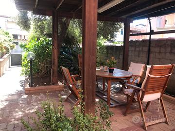 Villetta su 3 livelli con giardino e posto auto