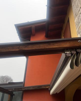 Pergola in legno addossata,telo in PVC motorizzato