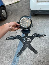 Porta targa barracuda yamaha XSR con faro e frecce