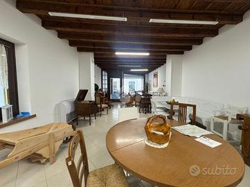 NEGOZIO A VALEGGIO SUL MINCIO