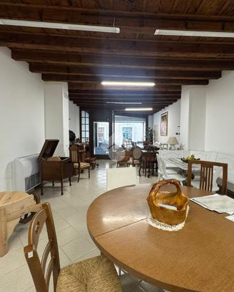NEGOZIO A VALEGGIO SUL MINCIO