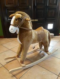 cavallo a dondolo in legno e peluche