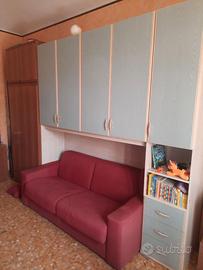 Mobile in legno e divano letto
