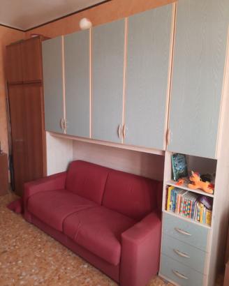 Mobile in legno e divano letto