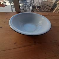 catino vintage in metallo smaltato bianco