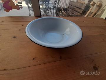 catino vintage in metallo smaltato bianco