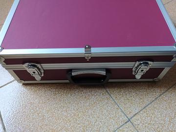 Ampia cassetta porta attrezzi con tracolla