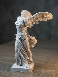 Statuetta Nike di Samotracia.