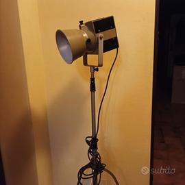 Lampada vintage con treppiedi 