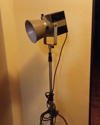 Lampada vintage con treppiedi