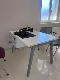 Scrivania con gamba inclinata