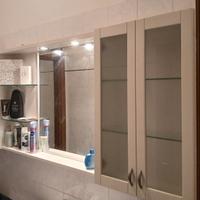 Lavandino con specchio e mobiletto bagno