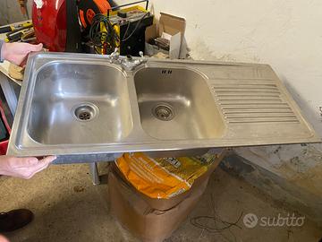 Lavello in acciaio con due vasche