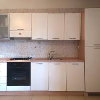 Cucina con frigorifero e forno