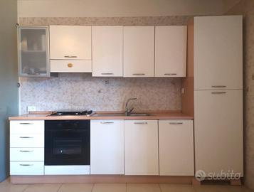 Cucina con frigorifero e forno