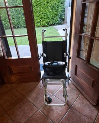 carrozzina supercompatta per anziani o disabili